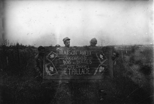 Des camarades au Bois des Buttes (vue 1) ; devant l'entrée d'une sape (vue 2) ; son groupe de canonniers et des canons (vues 3-5) ; un camarade devant un obus non éclaté (lettre du 26 mai 1917, vue 6).